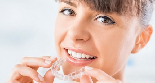 Sử dụng khay invisalign niềng răng một hàm được không?