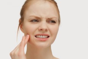 Răng bị ê buốt sau khi tẩy trắng có sao không?