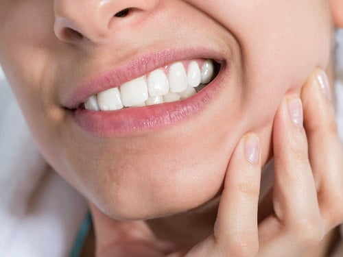 Nhổ răng khôn hàm trên mọc lệch an toàn 1